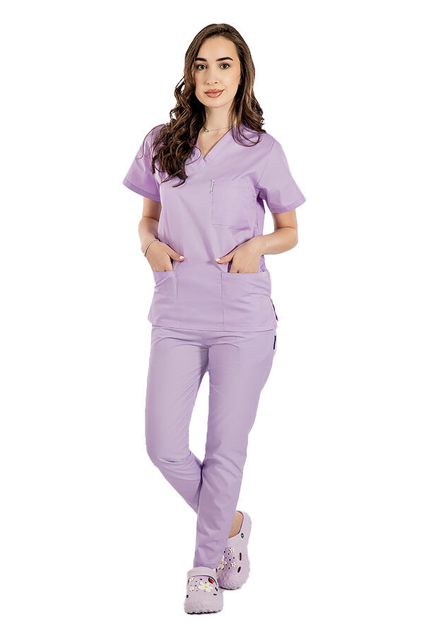 Lila medicinski kombinezon, bluza z V izrezom, tremi žepi in hlače z elastiko